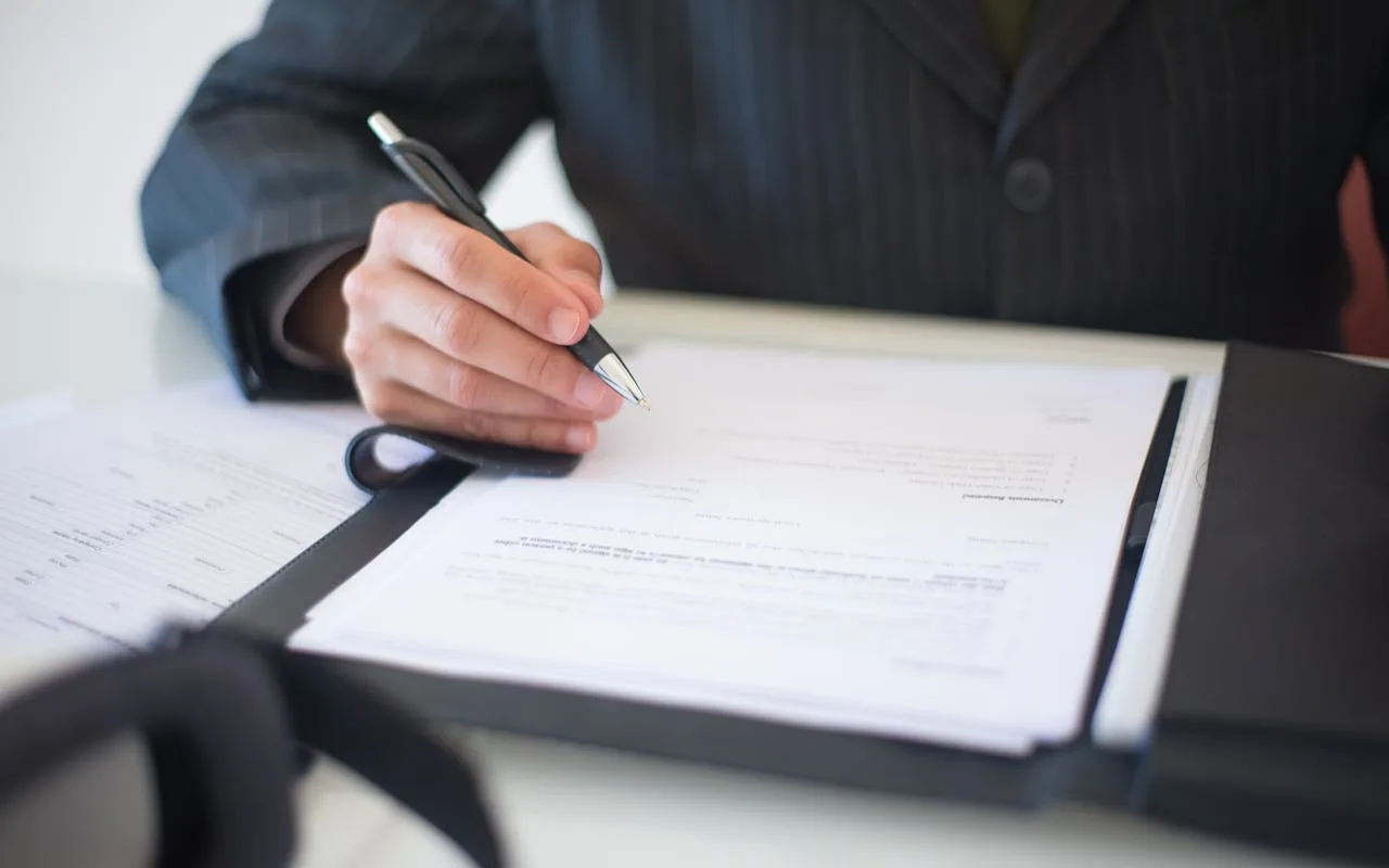 Firma di un mandato di intermediazione
